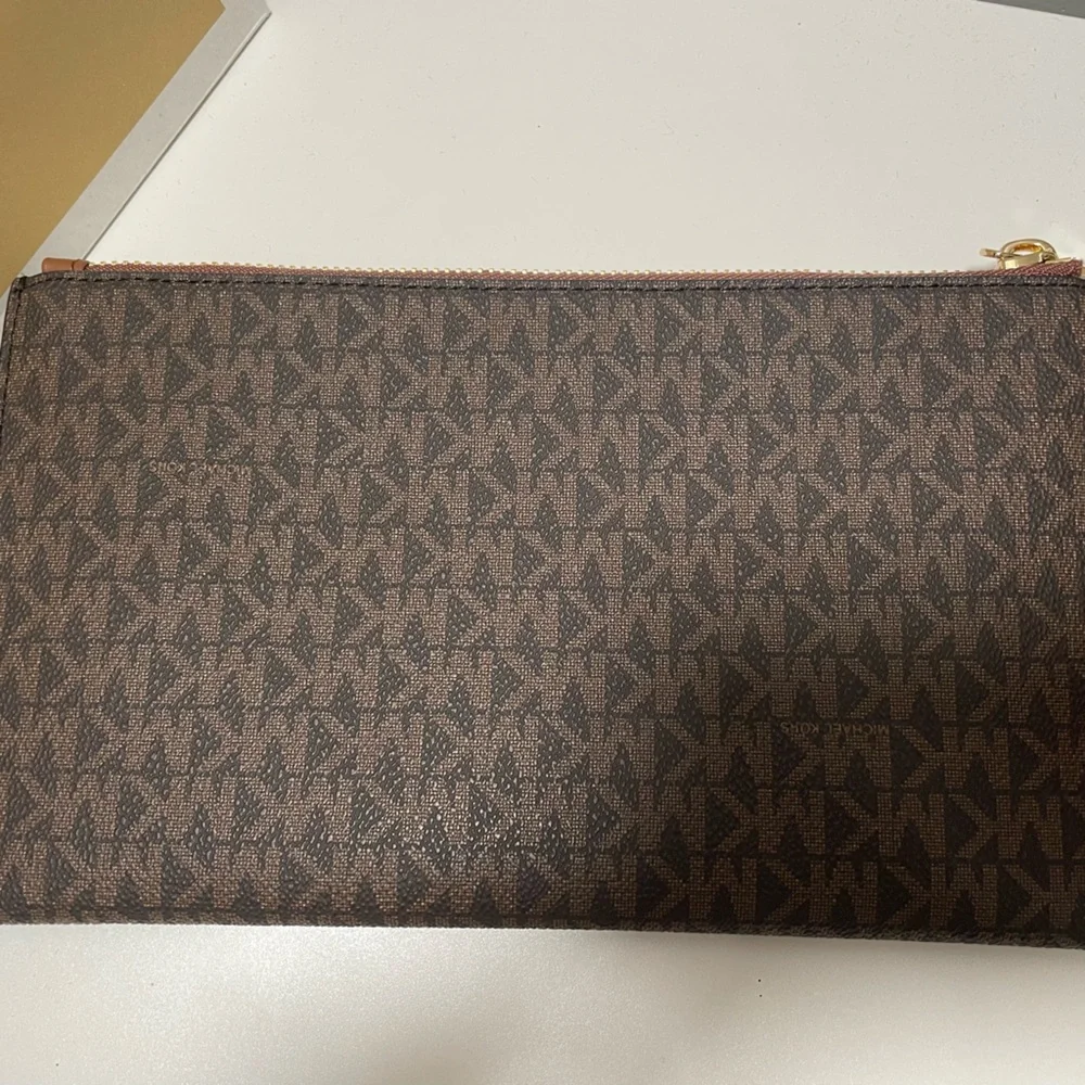 Michael Kors Jet Set Travel Cluntch - Picture 3 of 6